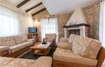 Spacious 4-Bedroom Villa in Sveti Lovreč
