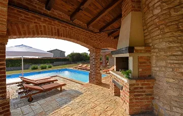 Spacious 4-Bedroom Villa in Sveti Lovreč