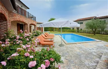 3-Bedroom Villa with Pool & Sea Views in Sveti Lovreč
