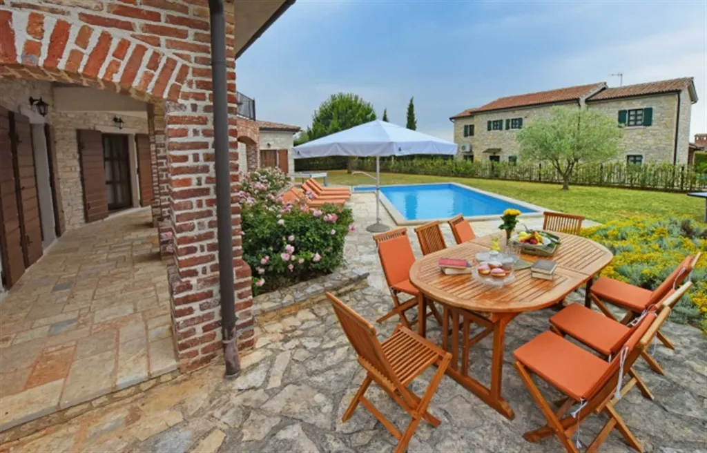 3-Bedroom Villa with Pool & Sea Views in Sveti Lovreč