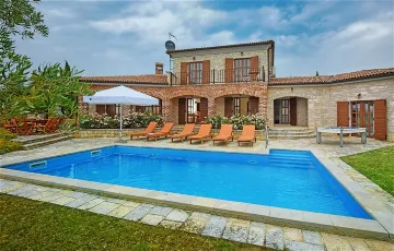 3-Bedroom Villa with Pool & Sea Views in Sveti Lovreč