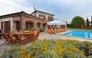3-Bedroom Villa with Pool & Sea Views in Sveti Lovreč