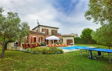 3-Bedroom Villa with Pool & Sea Views in Sveti Lovreč