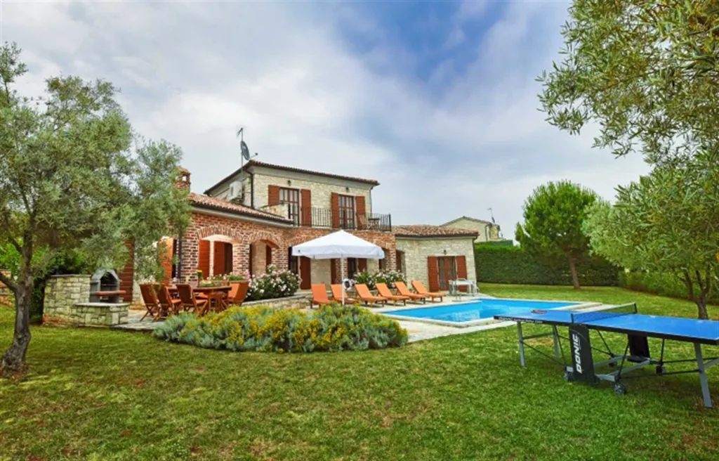 3-Bedroom Villa with Pool & Sea Views in Sveti Lovreč