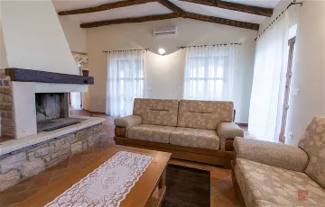 3-Bedroom Villa with Pool & Sea Views in Sveti Lovreč