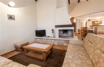 3-Bedroom Villa with Pool & Sea Views in Sveti Lovreč