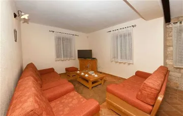 4-Bedroom Villa in Sveti Lovreč for 8 Guests