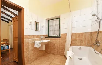 4-Bedroom Villa in Sveti Lovreč for 8 Guests