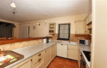 4-Bedroom Villa in Sveti Lovreč for 8 Guests