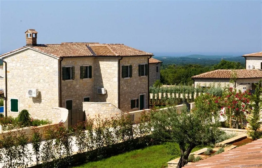 Family Villa with 4 Bedrooms in Sveti Lovreč