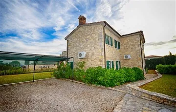 Family Villa with 4 Bedrooms in Sveti Lovreč