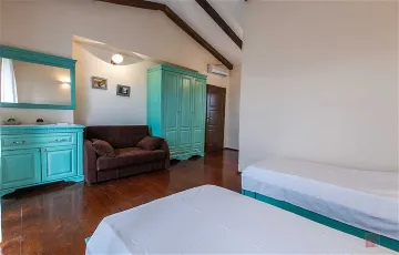 Family Villa with 4 Bedrooms in Sveti Lovreč