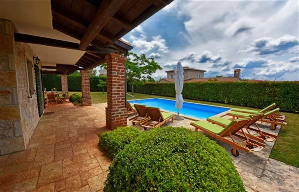 4-Bedroom Villa in Sveti Lovreč for 8 Guests