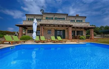 4-Bedroom Villa in Sveti Lovreč for 8 Guests
