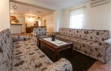 4-Bedroom Villa in Sveti Lovreč for 8 Guests