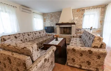 4-Bedroom Villa in Sveti Lovreč for 8 Guests