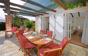 4-Bedroom Villa in Sveti Lovreč for 8 Guests