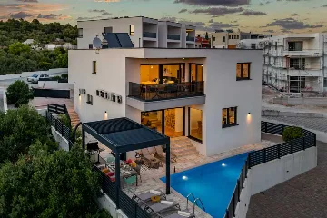 Air-Conditioned Villa in Vodice for Up to 10 Guests