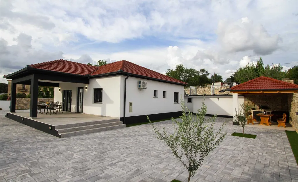 4-Bedroom House in Skradin Vačani for 8 Guests