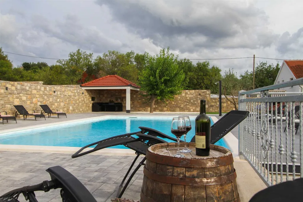 4-Bedroom House in Skradin Vačani for 8 Guests