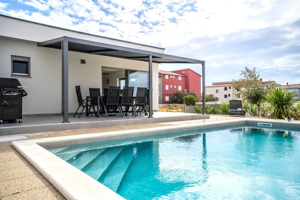 4-Bedroom House in Šibenik for Up to 8 Guests