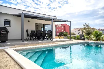 4-Bedroom House in Šibenik for Up to 8 Guests