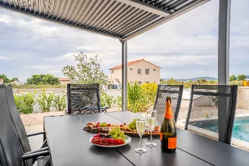 4-Bedroom House in Šibenik for Up to 8 Guests