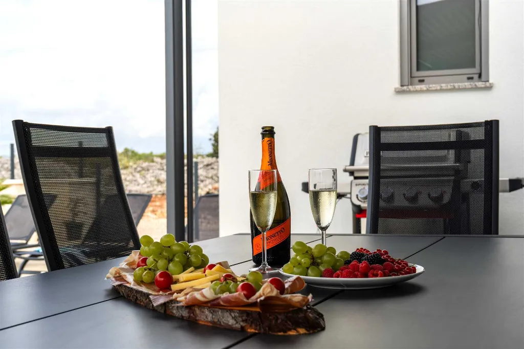 4-Bedroom House in Šibenik for Up to 8 Guests