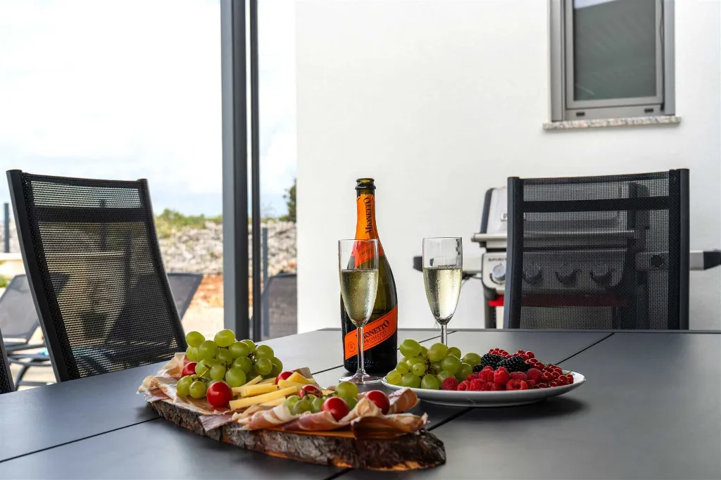 4-Bedroom House in Šibenik for Up to 8 Guests