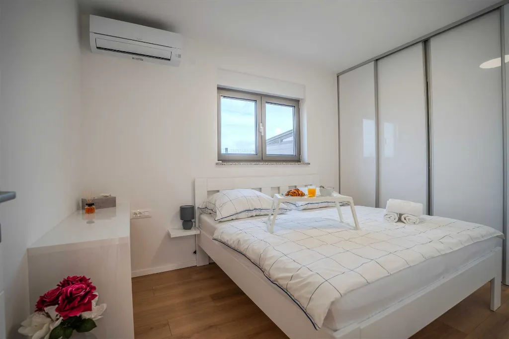 4-Bedroom House in Šibenik for Up to 8 Guests