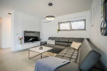 4-Bedroom House in Šibenik for Up to 8 Guests