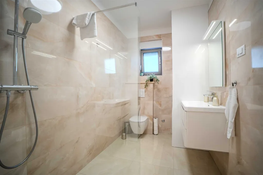 4-Bedroom House in Šibenik for Up to 8 Guests