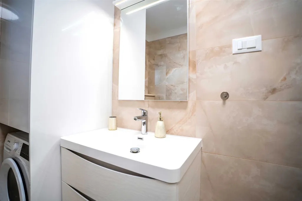 4-Bedroom House in Šibenik for Up to 8 Guests