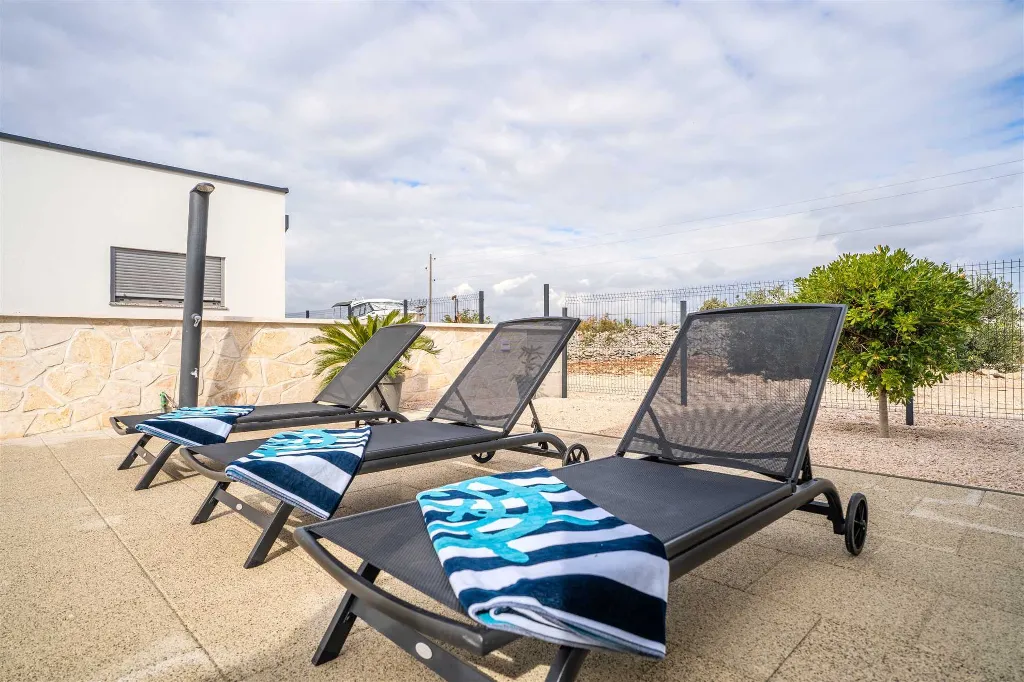4-Bedroom House in Šibenik for Up to 8 Guests