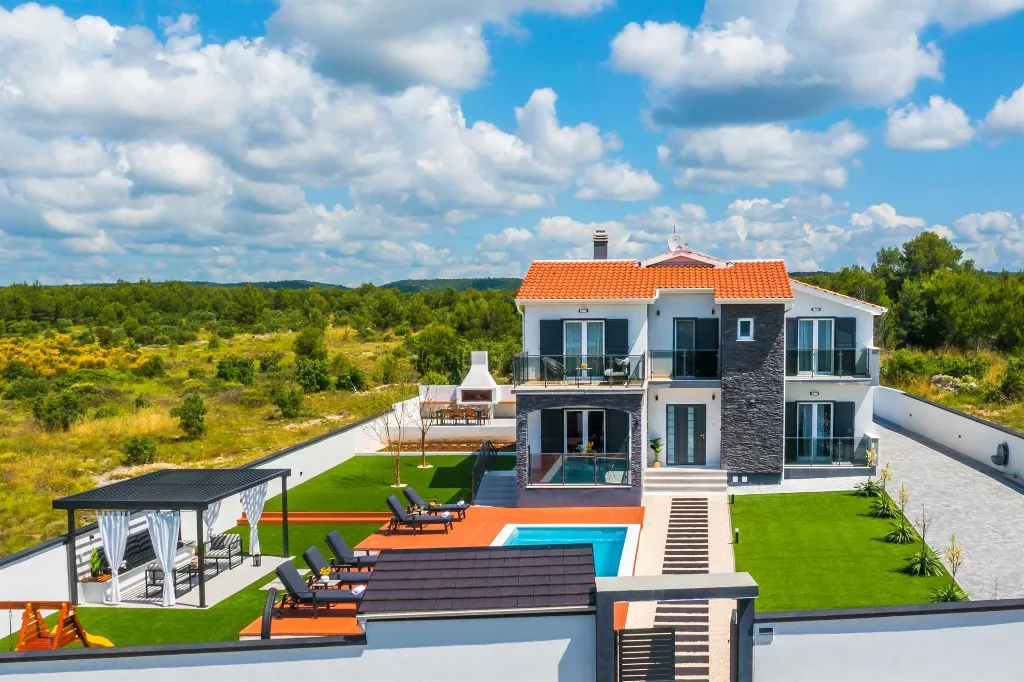 Villa with Swimming Pool and Sauna in Skradin