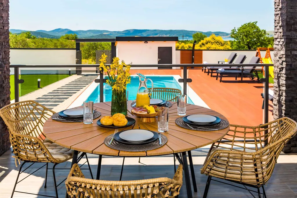 Villa with Swimming Pool and Sauna in Skradin