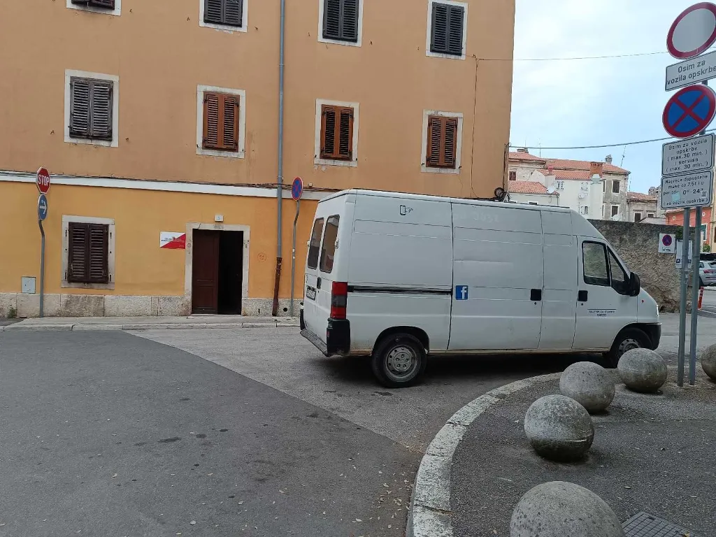 Parking Space in Pula (Danteov trg)