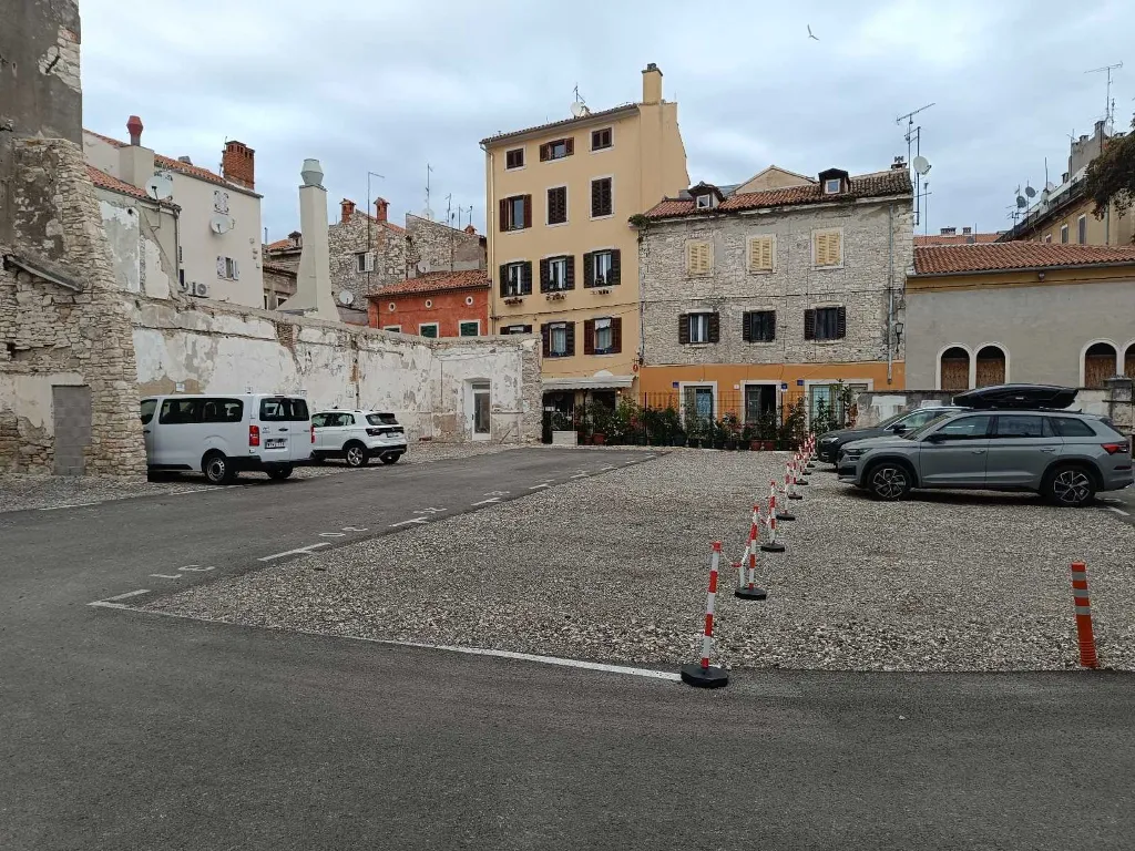 Parking Space in Pula (Danteov trg)