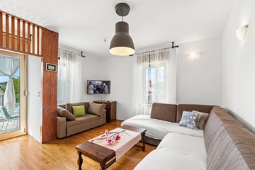 Spacious Villa in Križišće for Up to 9 Guests