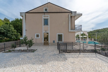 Spacious Villa in Križišće for Up to 9 Guests