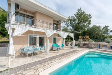 Spacious Villa in Križišće for Up to 9 Guests