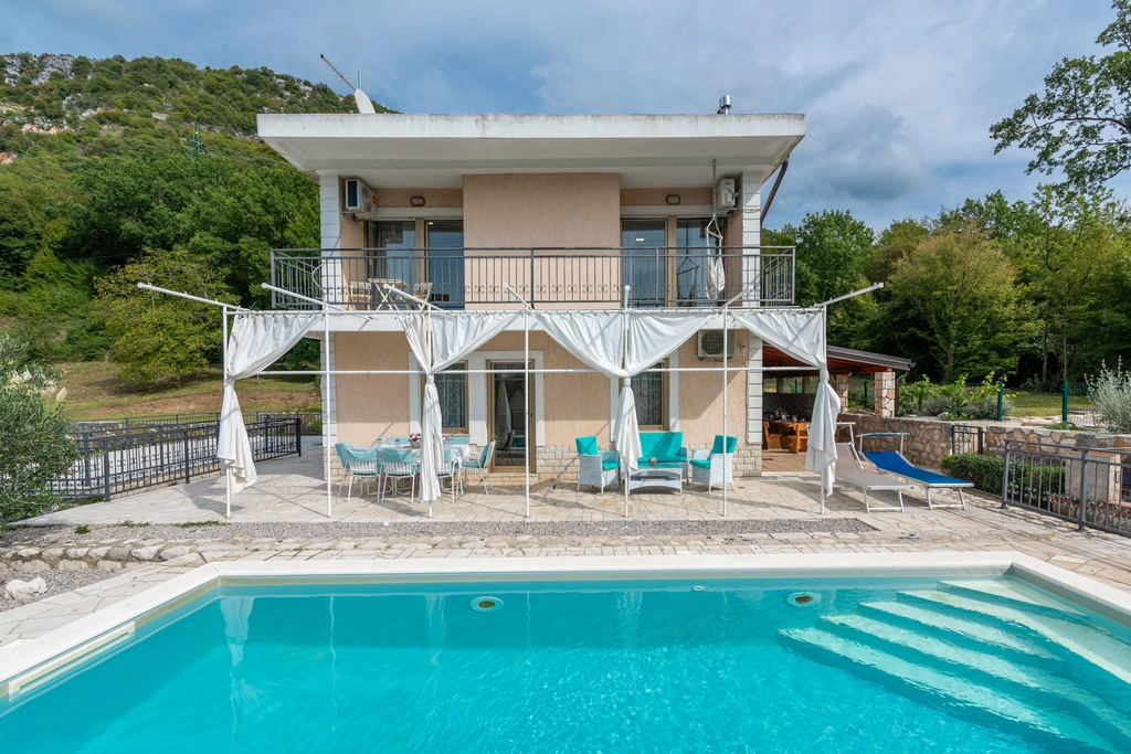 Spacious Villa in Križišće for Up to 9 Guests