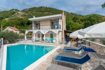 Spacious Villa in Križišće for Up to 9 Guests