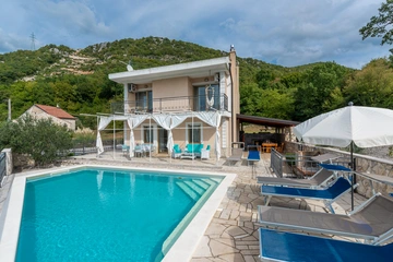Spacious Villa in Križišće for Up to 9 Guests