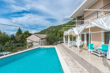 Spacious Villa in Križišće for Up to 9 Guests