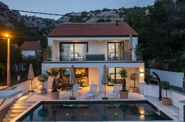 6-Bedroom Villa in Karlobag for up to 12