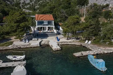 6-Bedroom Villa in Karlobag for up to 12