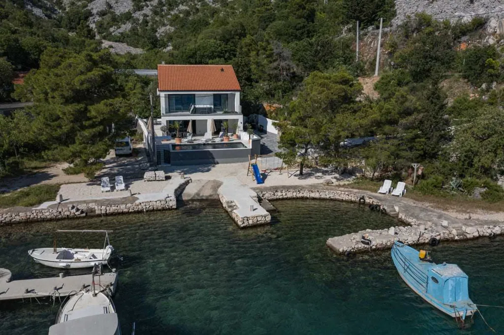 6-Bedroom Villa in Karlobag for up to 12