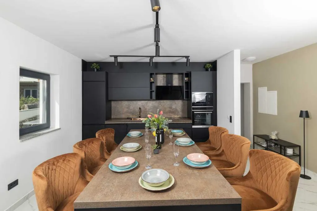 6-Bedroom Villa in Karlobag for up to 12