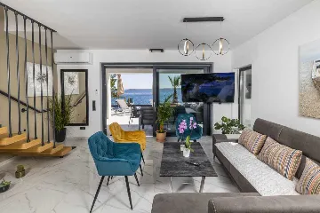 6-Bedroom Villa in Karlobag for up to 12